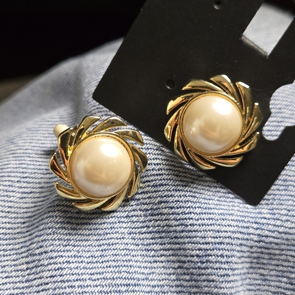 Vintage Gold Tone Fuax Pearl Earrings Clip On Earrings - Picture 4 of 16